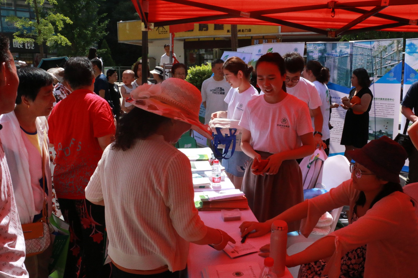 活動現(xiàn)場，向參與者發(fā)放陜西環(huán)保集團(tuán)宣傳資料。.jpg