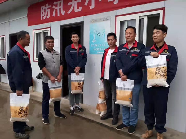 1631927866380233oztY.jpg 鼎豐礦業公司開展中秋慰問活動(1)(1)_副本.jpg