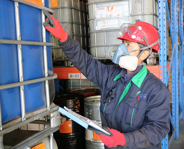 1640223838147419mlcg.jpg 新天地公司職工認(rèn)真核對(duì)危廢信息_副本.jpg