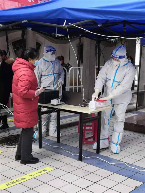 1641178977737954Ynuy.jpg 曹宇鵬整理采樣試管.jpg