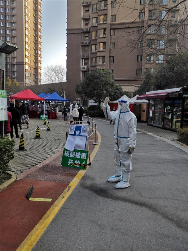 1641179003483814mw6X.jpg 李楠維護核酸檢測點現場秩序.jpg