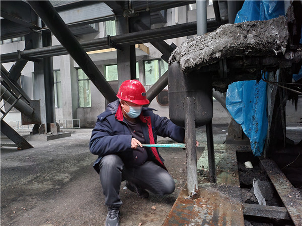 16414397543855982hPk.jpg 環(huán)保公司 1 呂子涵檢修省煤器,更換氣力除灰排水閥.jpg