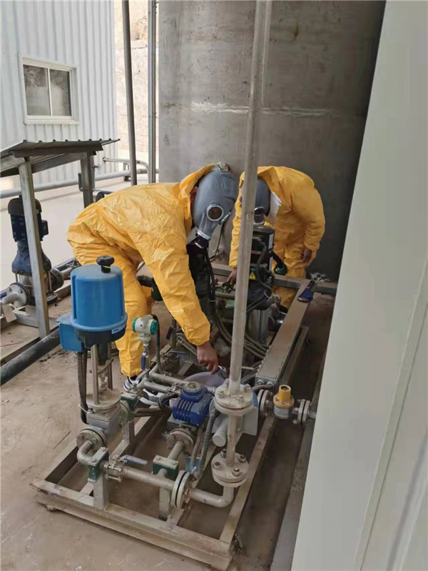 1641439806864167uKip.jpg 環(huán)保公司 3 蒙建麒帶領職工檢修氨水泵.jpg