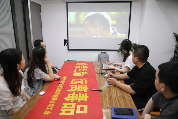 1655953974801591CuWc.jpg 圖2:參會職工共同觀看警示教育片_副本.jpg