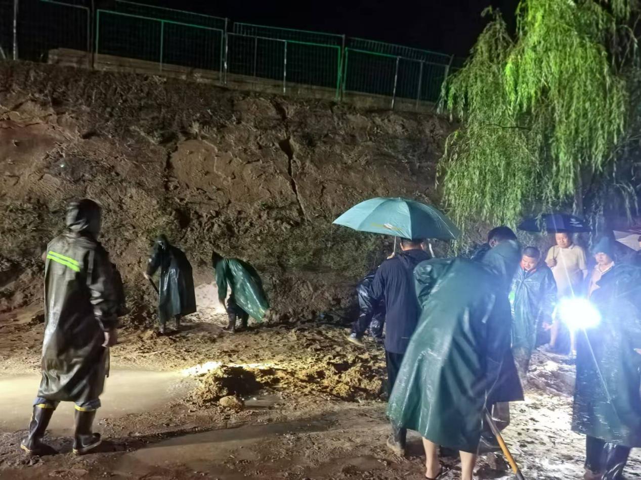 1723621190917561YyW3.jpg 油氣工程公司王渠則站組織全員“戰暴雨、搶排險、保安全”.jpg