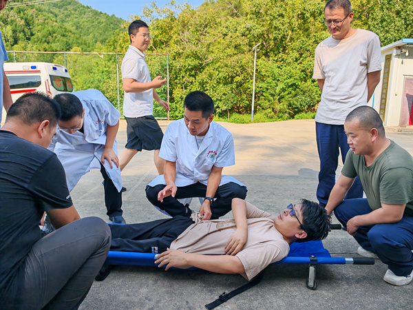 秦楓礦業(yè)公司工會邀請駐地衛(wèi)生院開展急救技能培訓4_副本.jpg